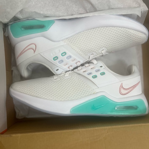 Brand New in Box Women’s Size 7 Nike Air Max Bella Tr 4 - Picture 1 of 4